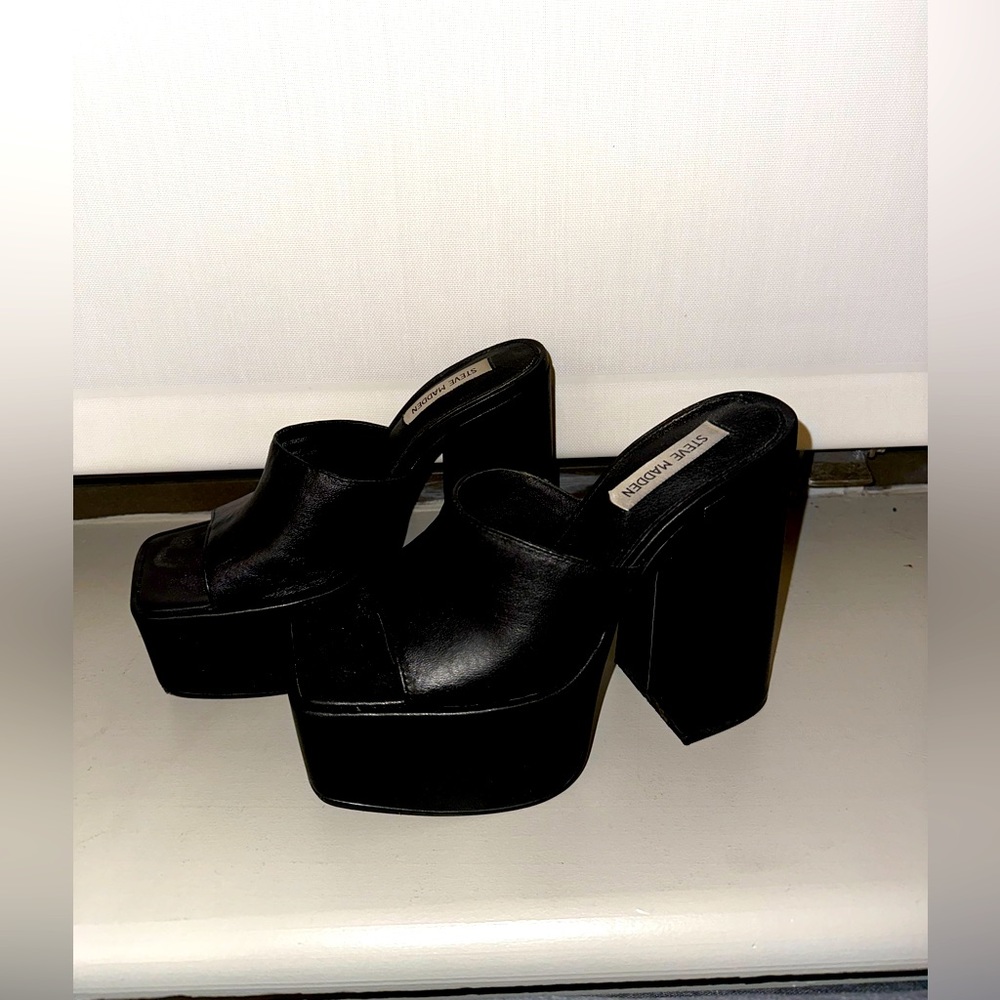 Only worn once ! Steven madden platform heels !!  Black, size 8!
